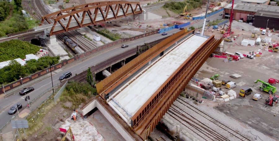 Η πεζογέφυρα Aston Church Road κατασκευάστηκε σε οικόπεδο δίπλα στην υπάρχουσα σιδηροδρομική γραμμή και στη συνέχεια μεταφέρθηκε στη θέση της. Πηγή: HS2